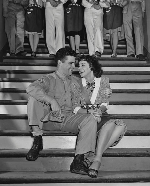 Ezt viselték az emberek, amikor te (meg az anyukád, meg a nagymamád) születtél -  -  - divat, divatos ruhák, divatrend, divattervező, nadrágkosztüm, nadrágkosztümök, stílus, streetstyle, trend, 