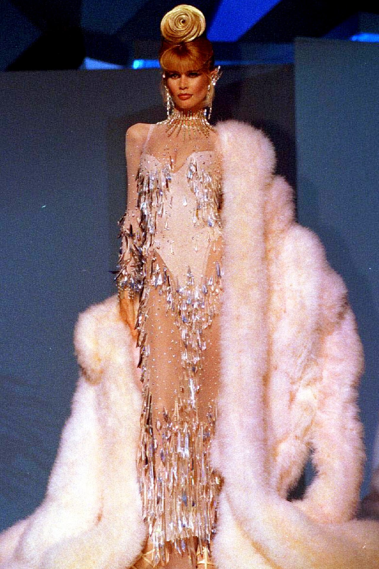 Karl Lagerfeld örök múzsája - Claudia Schiffer 47 éves - STYLENEWS -  - chanel, claudia schiffer, karl lagerfeld, kifutó, runway, szupermodell, 