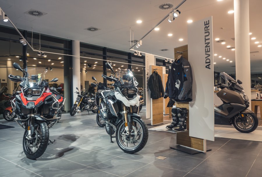 Környezettudatos márkakereskedést nyitott a Wallis - Autó & Motor -  - BMW, megnyitó, szalon, wallis, 