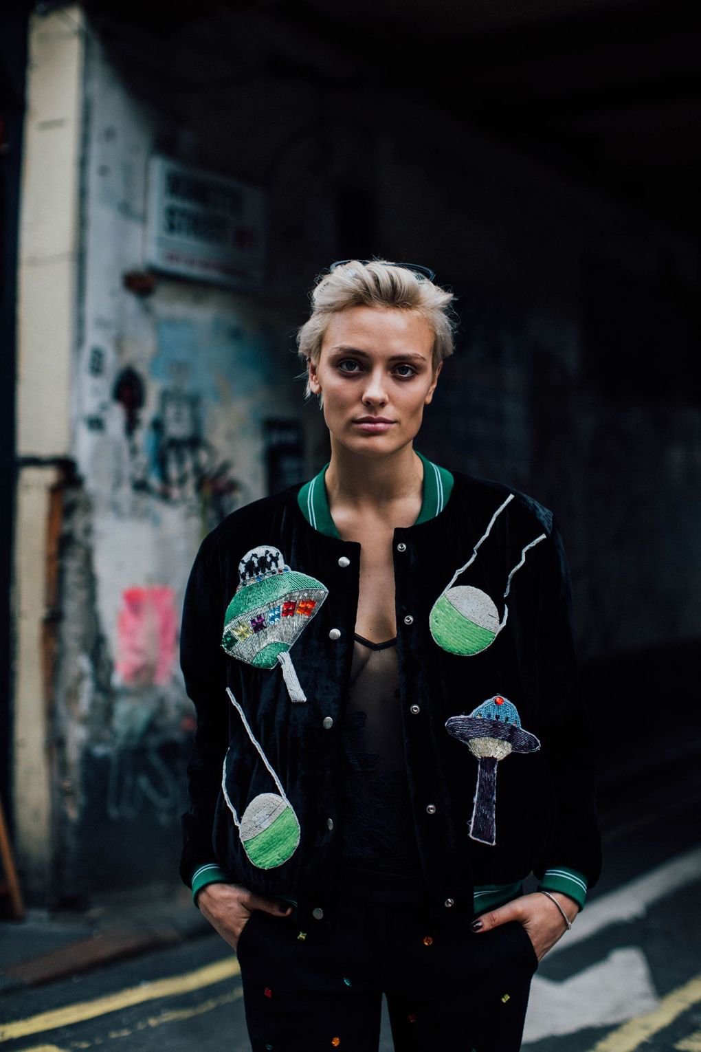 Az ultrasikkes londoniak - London Fashion Week utcai stíluskörkép -  -  - london, londoni divathét, streetstyle at.com, 