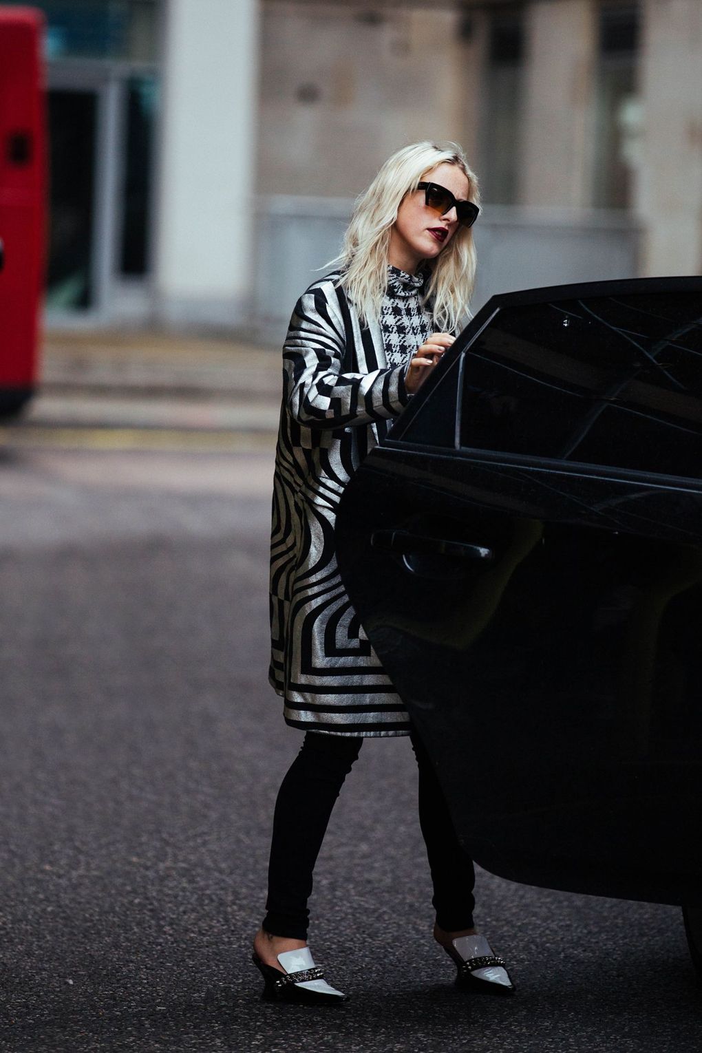 Az ultrasikkes londoniak - London Fashion Week utcai stíluskörkép -  -  - london, londoni divathét, streetstyle at.com, 