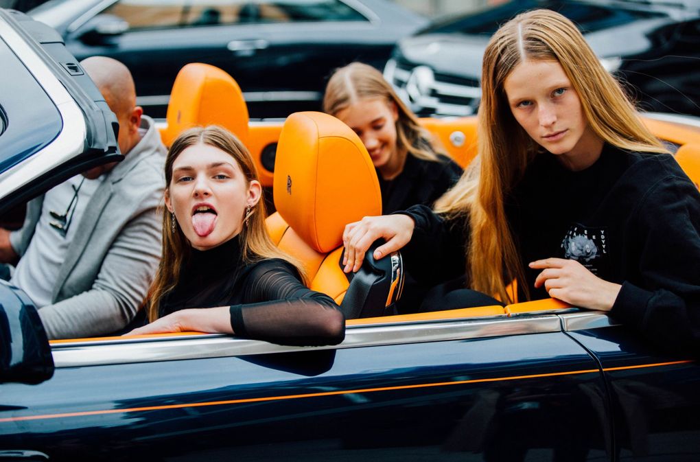 Az ultrasikkes londoniak - London Fashion Week utcai stíluskörkép -  -  - london, londoni divathét, streetstyle at.com, 