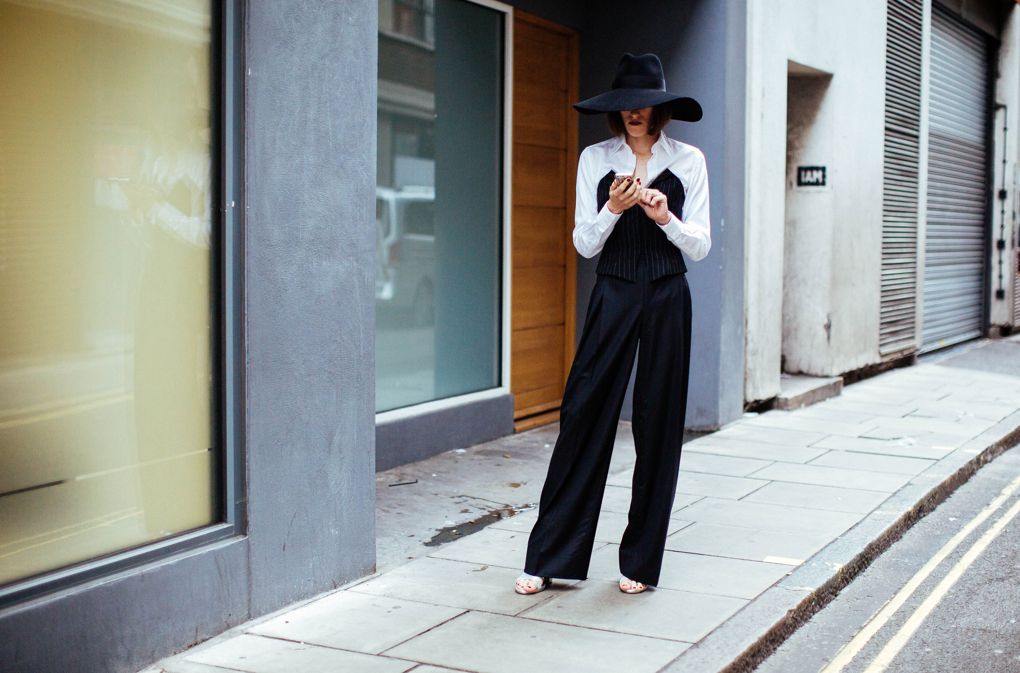 Az ultrasikkes londoniak - London Fashion Week utcai stíluskörkép -  -  - london, londoni divathét, streetstyle at.com, 