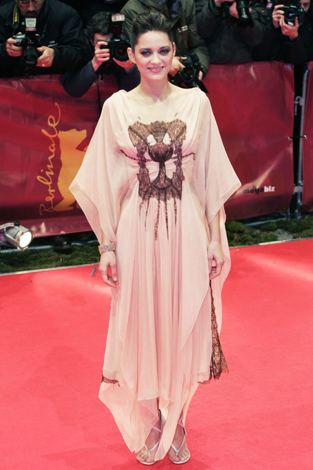 Önmagamnak lenni sem egyszerű, hát még mássá válni csak a reklám kedvéért. - Marion Cotillard -  -  - francia film, marion cotillard, stílus, színészet, 